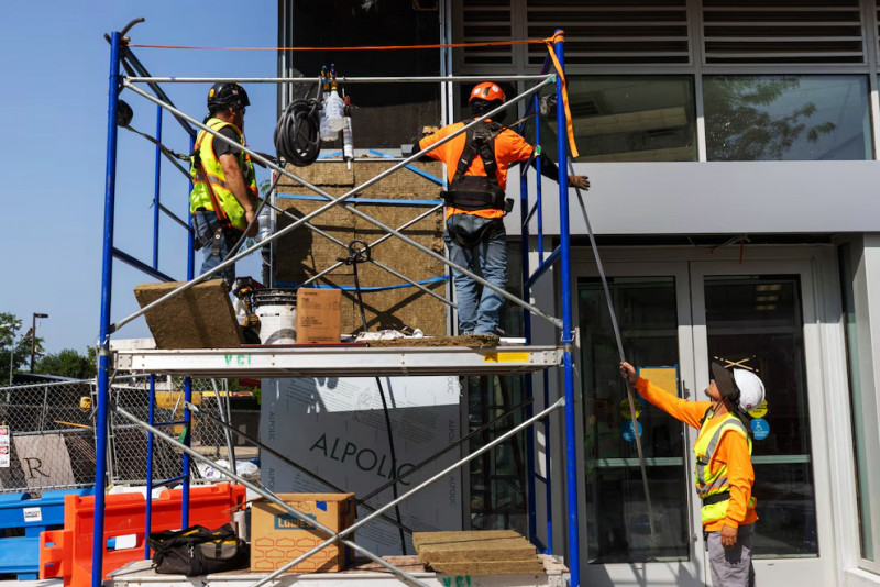 Trabajadores de construcción con un nuevo aumento