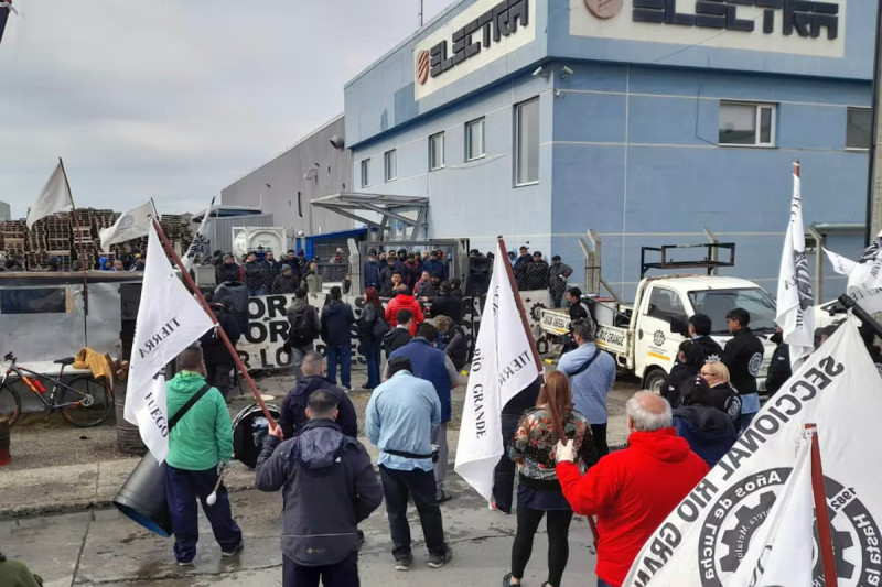 Trabajadores de ex Aires del Sur recuperaron sus puestos