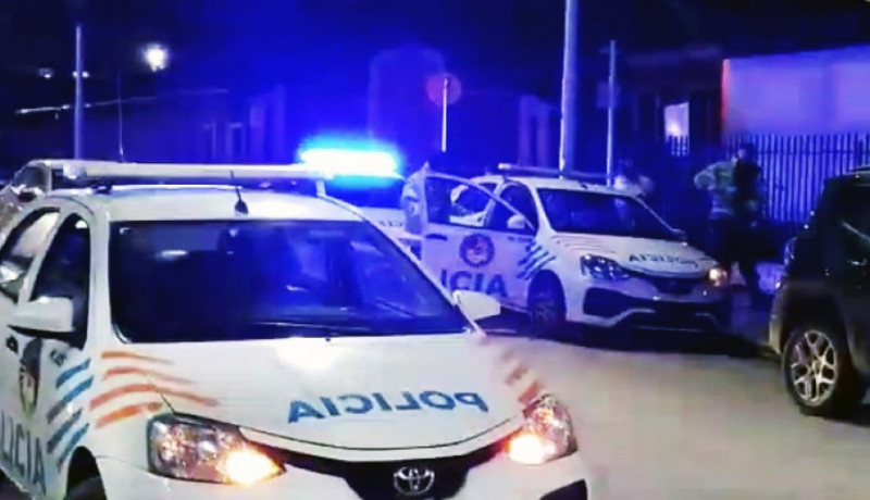 Un año de prisión por agredir a una mujer y a un policía