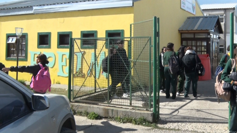 Una mujer causó disturbios en colegio EPEIM de Río Grande