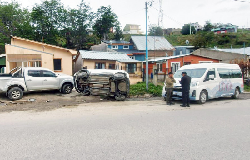 Ushuaia: Perdió el control del auto, chocó y volcó