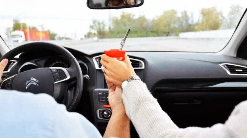 Vacaciones: Una provincia multará por tomar mate