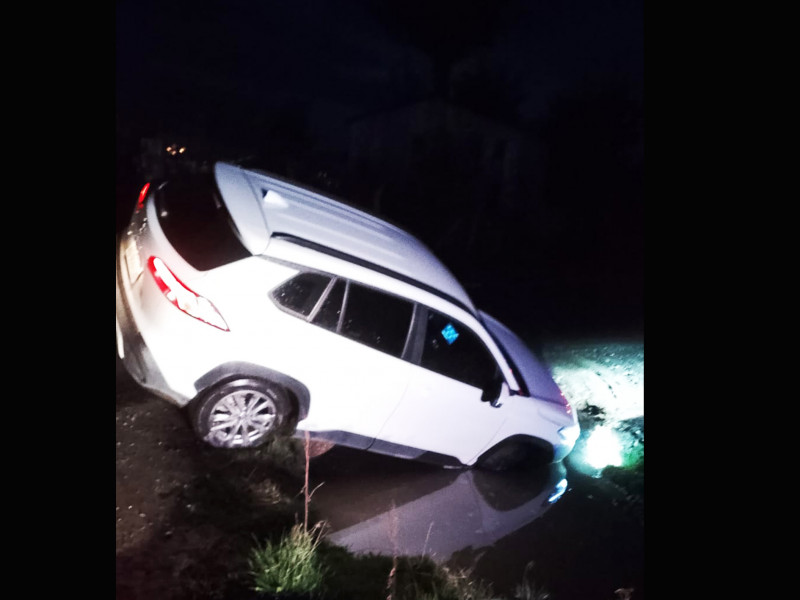 Vehículo terminó dentro de una zanja en Tolhuin