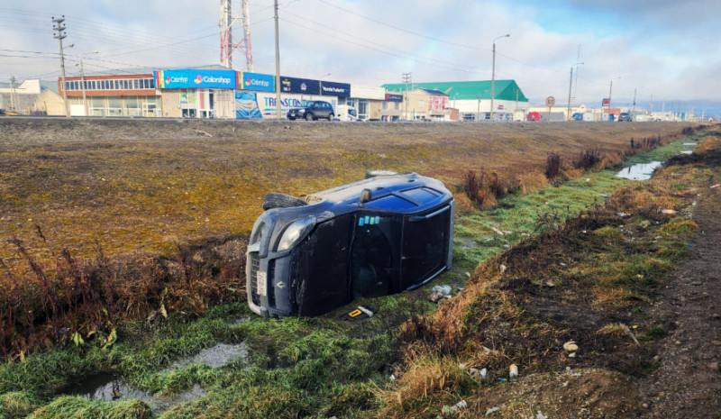 Vehículo volcó en acceso a la ruta y quedó en un zanjón