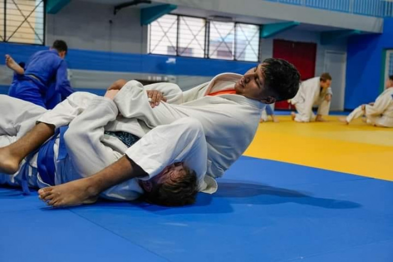 Venta de pollo al disco para apoyar a judoca fueguino