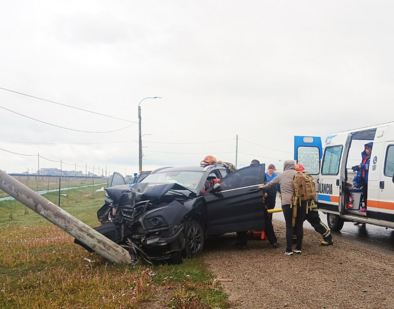 Violento choque contra un poste de energía eléctrica