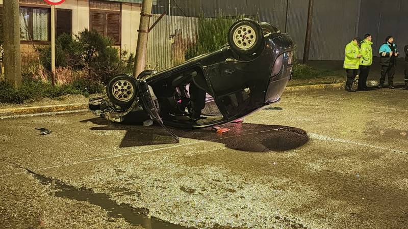 Violento choque y vuelco en barrio Aeropuerto