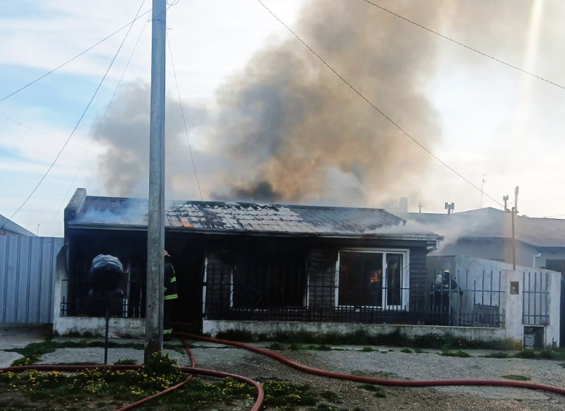 Voraz incendio arrasó con una vivienda en el barrio Mutual